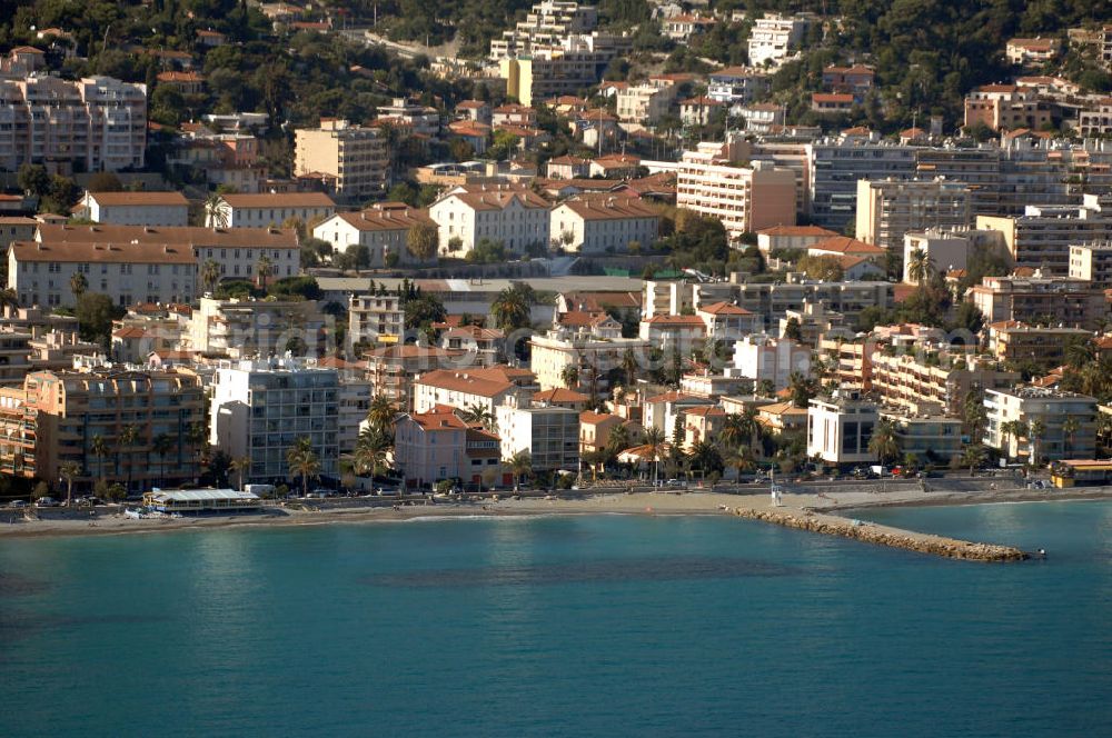 Roquebrune-Cap-Martin from above - Blick auf ein Wohngebiet an der Promenade Robert Schumann im Stadtteil Cap-Martin in Roquebrune-Cap-Martin. Roquebrune-Cap-Martin ist eine französische Gemeinde, die zwischen Monaco und Menton an der Cote d' Azur liegt. Das eigentliche Dorf befindet sich auf einer Höhe von 225 m, vor einer Bergkulisse, die durch den Mont Agel dominiert wird. Ein Teil der Stadtgrenze ist gleichzeitig die Staatsgrenze zum Fürstentum Monaco.