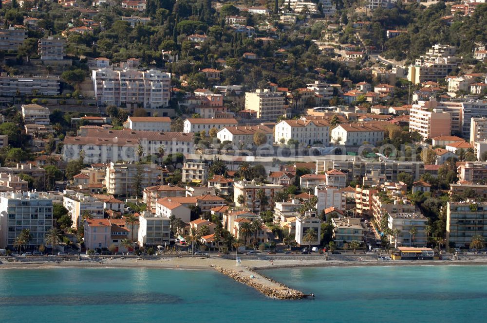 Roquebrune-Cap-Martin from the bird's eye view: Blick auf ein Wohngebiet an der Promenade Robert Schumann im Stadtteil Cap-Martin in Roquebrune-Cap-Martin. Roquebrune-Cap-Martin ist eine französische Gemeinde, die zwischen Monaco und Menton an der Cote d' Azur liegt. Das eigentliche Dorf befindet sich auf einer Höhe von 225 m, vor einer Bergkulisse, die durch den Mont Agel dominiert wird. Ein Teil der Stadtgrenze ist gleichzeitig die Staatsgrenze zum Fürstentum Monaco.