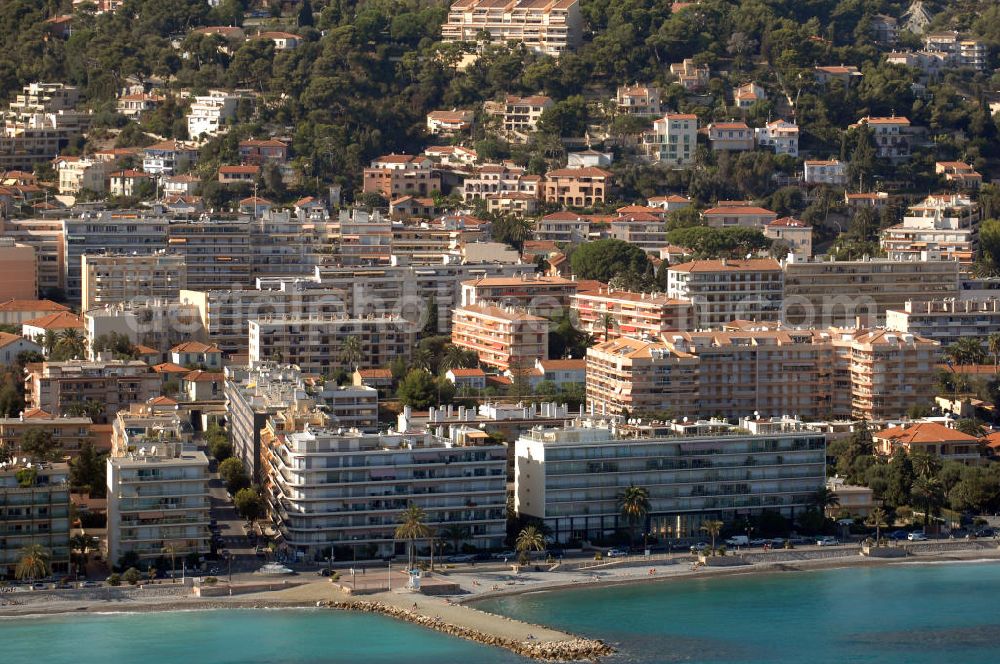 Aerial image Roquebrune-Cap-Martin - Blick auf ein Wohngebiet an der Promenade Robert Schumann im Stadtteil Cap-Martin in Roquebrune-Cap-Martin. Roquebrune-Cap-Martin ist eine französische Gemeinde, die zwischen Monaco und Menton an der Cote d' Azur liegt. Das eigentliche Dorf befindet sich auf einer Höhe von 225 m, vor einer Bergkulisse, die durch den Mont Agel dominiert wird. Ein Teil der Stadtgrenze ist gleichzeitig die Staatsgrenze zum Fürstentum Monaco.