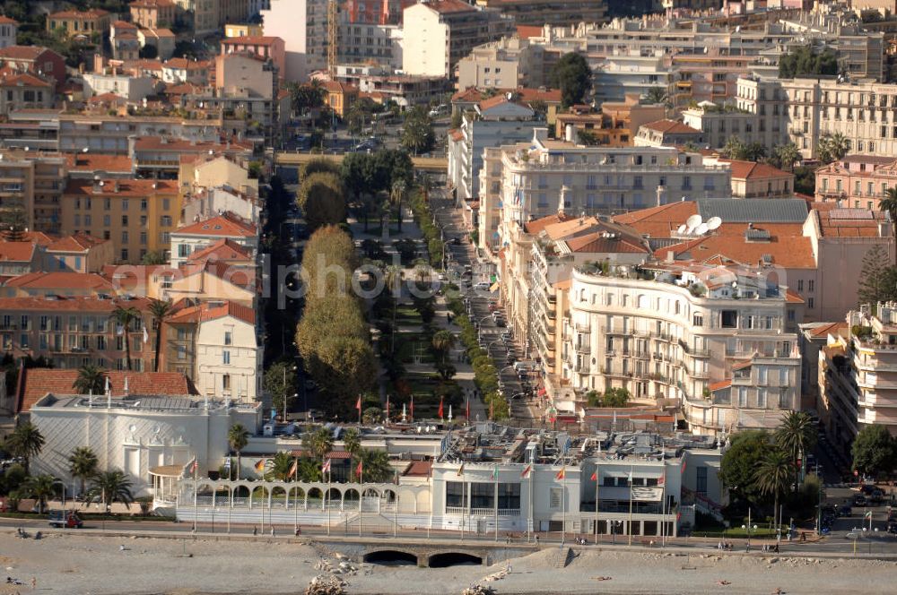 Menton from above - Blick auf ein Wohngebiet an der Promenade du Soleil, dem Hotel Chambord und dem Casino in Menton. Menton ist eine Stadt im französischen Département Alpes-Maritimes, an der Cote d' Azur in der Region Provence-Alpes-Cote d' Azur, mit etwa 30.000 Einwohnern. Kontakt: Hotel Chambord, Avenue Boyer 6, 06500 Menton, Tel. +33 (0)493 35 94 19, Fax +33 (0)493 41 30 55, e-mail: info@hotel-chambord.com