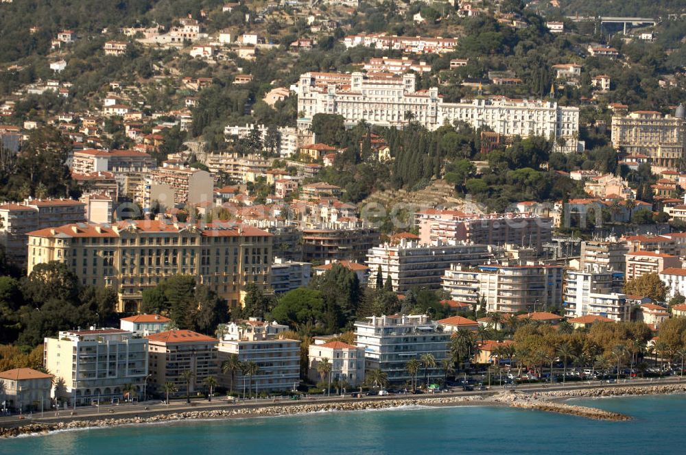 Roquebrune-Cap-Martin from the bird's eye view: Blick auf ein Wohngebiet an der Promenade Robert Schumann im Stadtteil Cap-Martin in Roquebrune-Cap-Martin. Roquebrune-Cap-Martin ist eine französische Gemeinde, die zwischen Monaco und Menton an der Cote d' Azur liegt. Das eigentliche Dorf befindet sich auf einer Höhe von 225 m, vor einer Bergkulisse, die durch den Mont Agel dominiert wird. Ein Teil der Stadtgrenze ist gleichzeitig die Staatsgrenze zum Fürstentum Monaco.