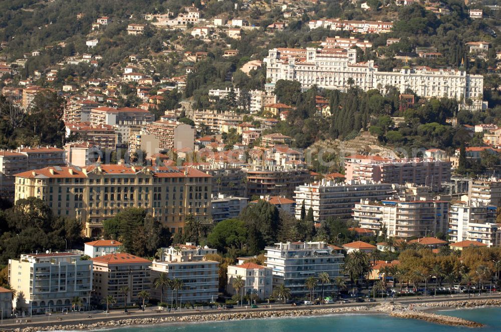 Aerial image Roquebrune-Cap-Martin - Blick auf ein Wohngebiet an der Promenade Robert Schumann im Stadtteil Cap-Martin in Roquebrune-Cap-Martin. Roquebrune-Cap-Martin ist eine französische Gemeinde, die zwischen Monaco und Menton an der Cote d' Azur liegt. Das eigentliche Dorf befindet sich auf einer Höhe von 225 m, vor einer Bergkulisse, die durch den Mont Agel dominiert wird. Ein Teil der Stadtgrenze ist gleichzeitig die Staatsgrenze zum Fürstentum Monaco.