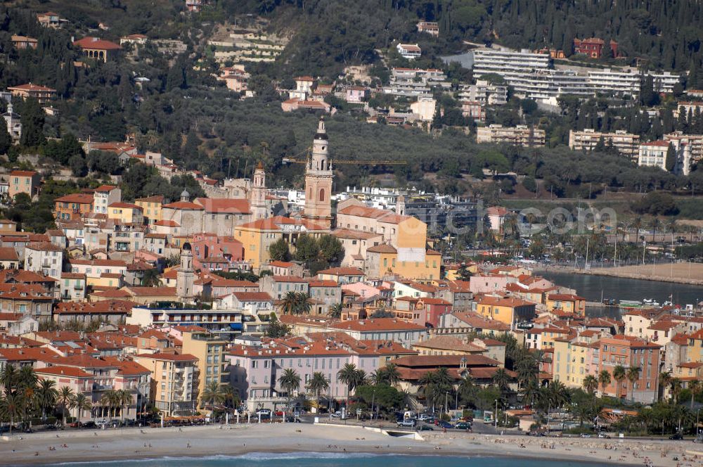 Aerial image Menton - Blick auf ein Wohngebiet an der Promenade du Soleil und die Kathedrale Saint-Michel in Menton. Menton ist eine Stadt im französischen Département Alpes-Maritimes, an der Cote d' Azur in der Region Provence-Alpes-Cote d' Azur, mit etwa 30.000 Einwohnern. Die barocke Kathedrale Saint-Michel stammt aus dem Jahr 1675. Vor der Kirche befindet sich ein Mosaik mit dem Wappen der Grimaldis, die die Stadt jahrhundertelang beherrschten.