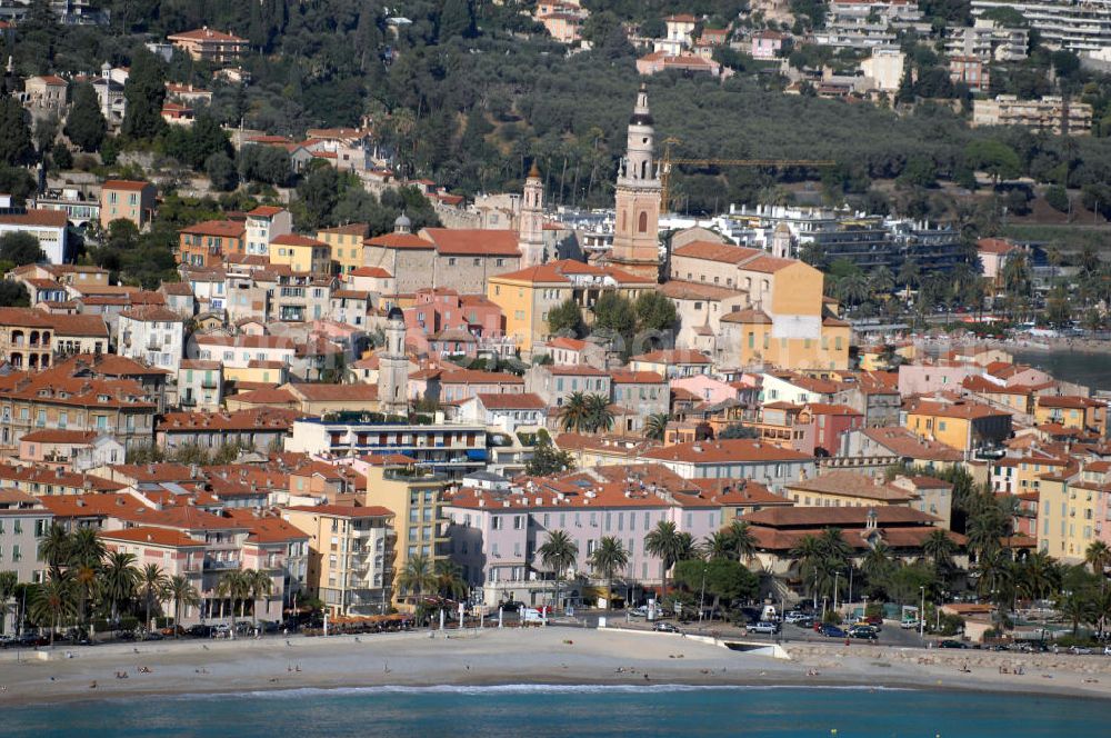 Aerial photograph Menton - Blick auf ein Wohngebiet an der Promenade du Soleil und die Kathedrale Saint-Michel in Menton. Menton ist eine Stadt im französischen Département Alpes-Maritimes, an der Cote d' Azur in der Region Provence-Alpes-Cote d' Azur, mit etwa 30.000 Einwohnern. Die barocke Kathedrale Saint-Michel stammt aus dem Jahr 1675. Vor der Kirche befindet sich ein Mosaik mit dem Wappen der Grimaldis, die die Stadt jahrhundertelang beherrschten.