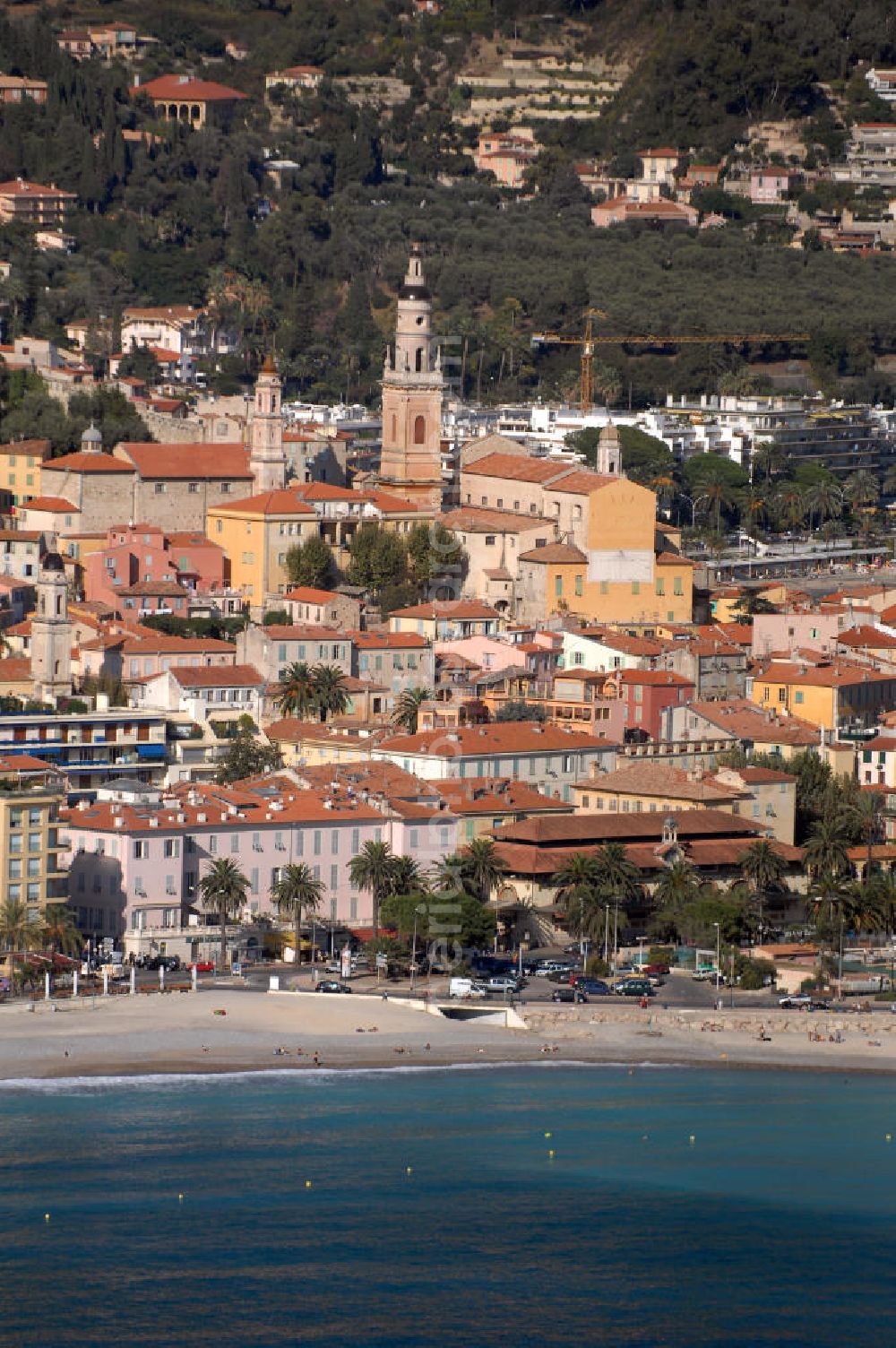 Menton from above - Blick auf ein Wohngebiet an der Promenade du Soleil und die Kathedrale Saint-Michel in Menton. Menton ist eine Stadt im französischen Département Alpes-Maritimes, an der Cote d' Azur in der Region Provence-Alpes-Cote d' Azur, mit etwa 30.000 Einwohnern. Die barocke Kathedrale Saint-Michel stammt aus dem Jahr 1675. Vor der Kirche befindet sich ein Mosaik mit dem Wappen der Grimaldis, die die Stadt jahrhundertelang beherrschten.