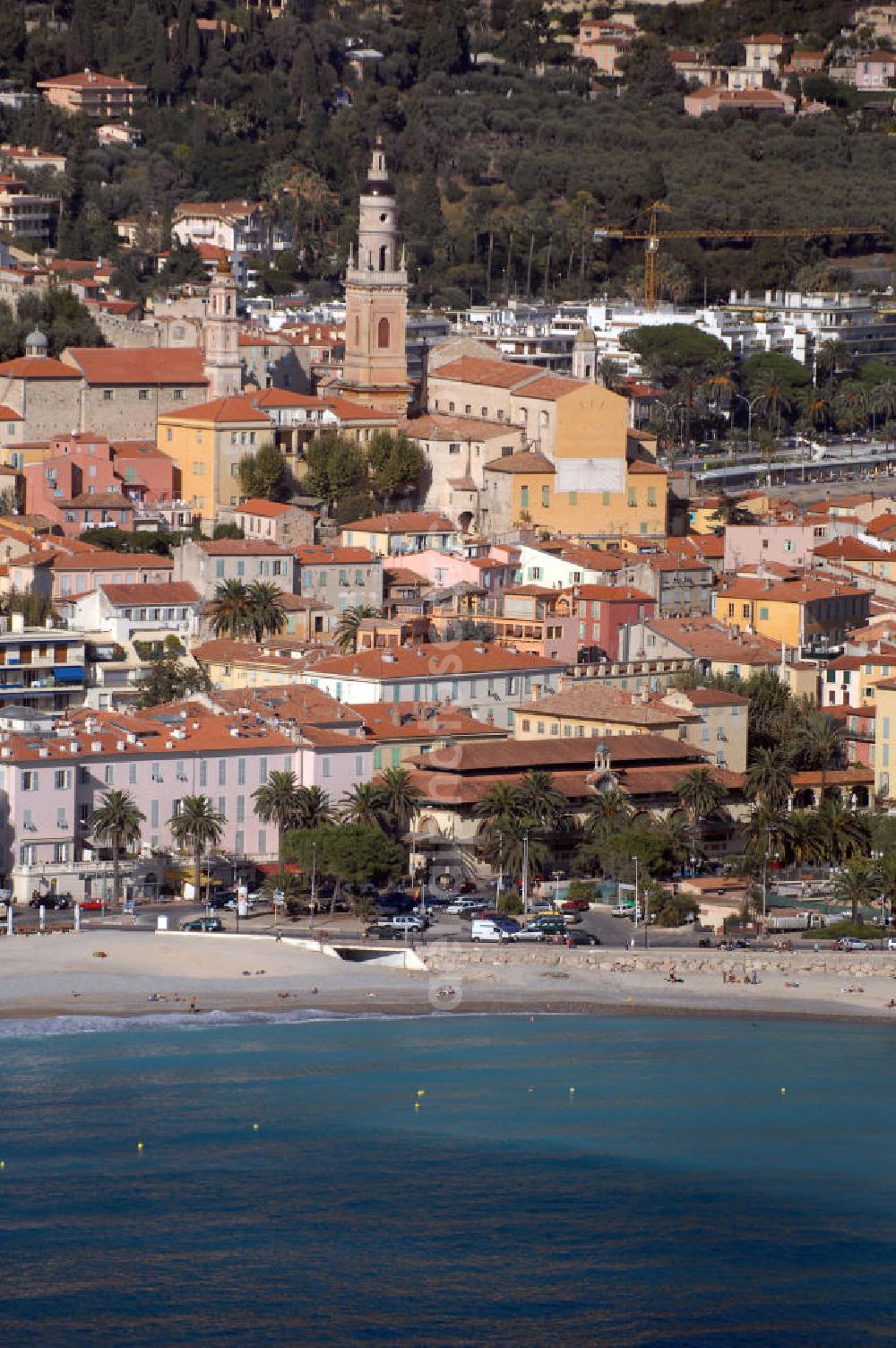 Menton from the bird's eye view: Blick auf ein Wohngebiet an der Promenade du Soleil und die Kathedrale Saint-Michel in Menton. Menton ist eine Stadt im französischen Département Alpes-Maritimes, an der Cote d' Azur in der Region Provence-Alpes-Cote d' Azur, mit etwa 30.000 Einwohnern. Die barocke Kathedrale Saint-Michel stammt aus dem Jahr 1675. Vor der Kirche befindet sich ein Mosaik mit dem Wappen der Grimaldis, die die Stadt jahrhundertelang beherrschten.