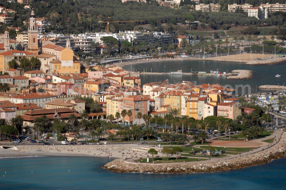 Aerial image Menton - Blick auf ein Wohngebiet an der Promenade du Soleil und die Kathedrale Saint-Michel in Menton. Menton ist eine Stadt im französischen Département Alpes-Maritimes, an der Cote d' Azur in der Region Provence-Alpes-Cote d' Azur, mit etwa 30.000 Einwohnern. Die barocke Kathedrale Saint-Michel stammt aus dem Jahr 1675. Vor der Kirche befindet sich ein Mosaik mit dem Wappen der Grimaldis, die die Stadt jahrhundertelang beherrschten.