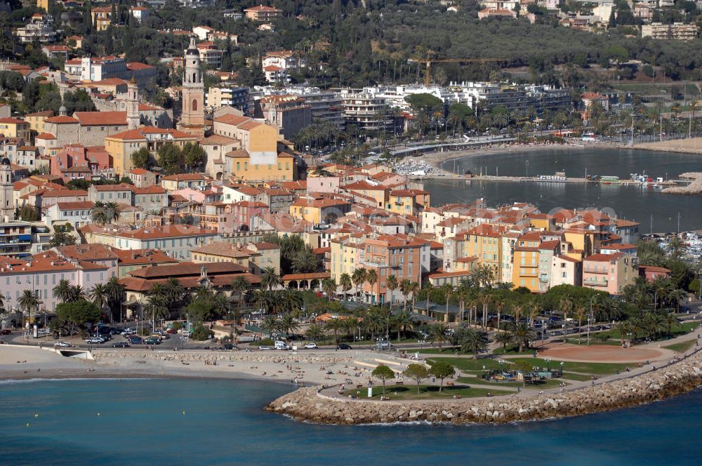 Aerial photograph Menton - Blick auf ein Wohngebiet an der Promenade du Soleil und die Kathedrale Saint-Michel in Menton. Menton ist eine Stadt im französischen Département Alpes-Maritimes, an der Cote d' Azur in der Region Provence-Alpes-Cote d' Azur, mit etwa 30.000 Einwohnern. Die barocke Kathedrale Saint-Michel stammt aus dem Jahr 1675. Vor der Kirche befindet sich ein Mosaik mit dem Wappen der Grimaldis, die die Stadt jahrhundertelang beherrschten.