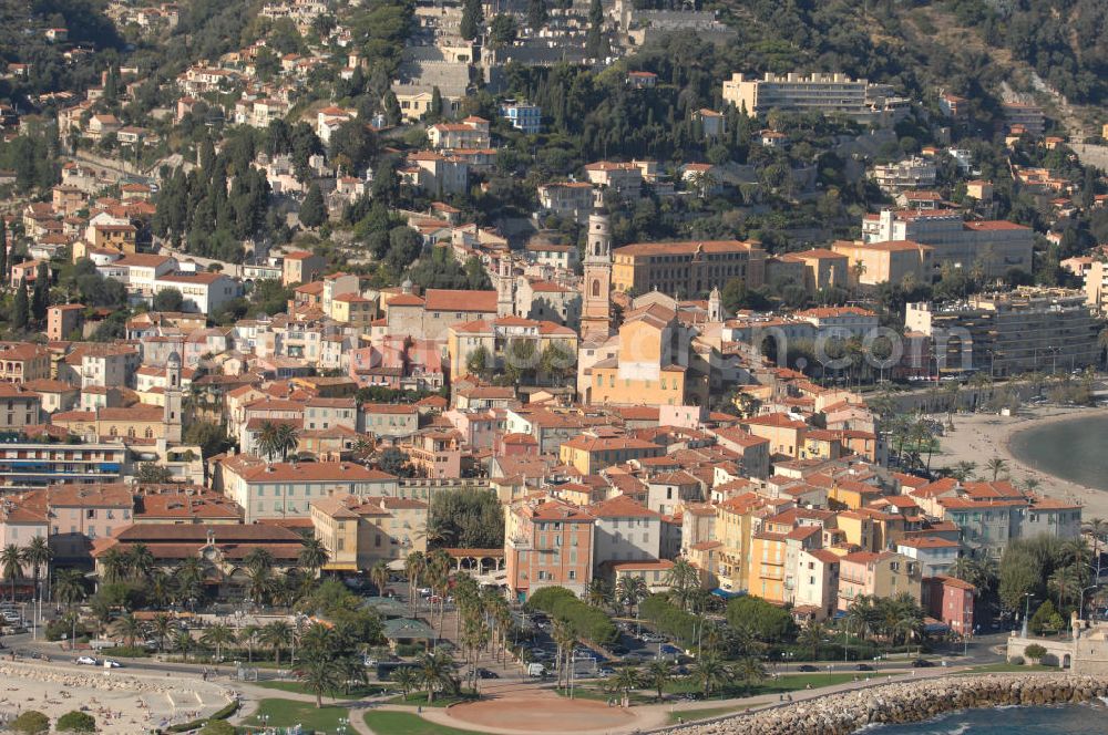 Aerial image Menton - Blick auf ein Wohngebiet an der Promenade du Soleil und die Kathedrale Saint-Michel in Menton. Menton ist eine Stadt im französischen Département Alpes-Maritimes, an der Cote d' Azur in der Region Provence-Alpes-Cote d' Azur, mit etwa 30.000 Einwohnern. Die barocke Kathedrale Saint-Michel stammt aus dem Jahr 1675. Vor der Kirche befindet sich ein Mosaik mit dem Wappen der Grimaldis, die die Stadt jahrhundertelang beherrschten.