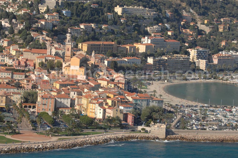 Aerial photograph Menton - Blick auf ein Wohngebiet an der Promenade du Soleil und die Kathedrale Saint-Michel in Menton. Menton ist eine Stadt im französischen Département Alpes-Maritimes, an der Cote d' Azur in der Region Provence-Alpes-Cote d' Azur, mit etwa 30.000 Einwohnern. Die barocke Kathedrale Saint-Michel stammt aus dem Jahr 1675. Vor der Kirche befindet sich ein Mosaik mit dem Wappen der Grimaldis, die die Stadt jahrhundertelang beherrschten.