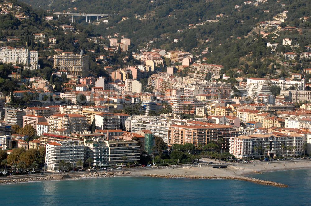 Menton from above - Blick auf ein Wohngebiet an der Promenade du Soleil in Menton. Menton ist eine Stadt im französischen Département Alpes-Maritimes, an der Cote d' Azur in der Region Provence-Alpes-Cote d'Azur, mit etwa 30.000 Einwohnern.