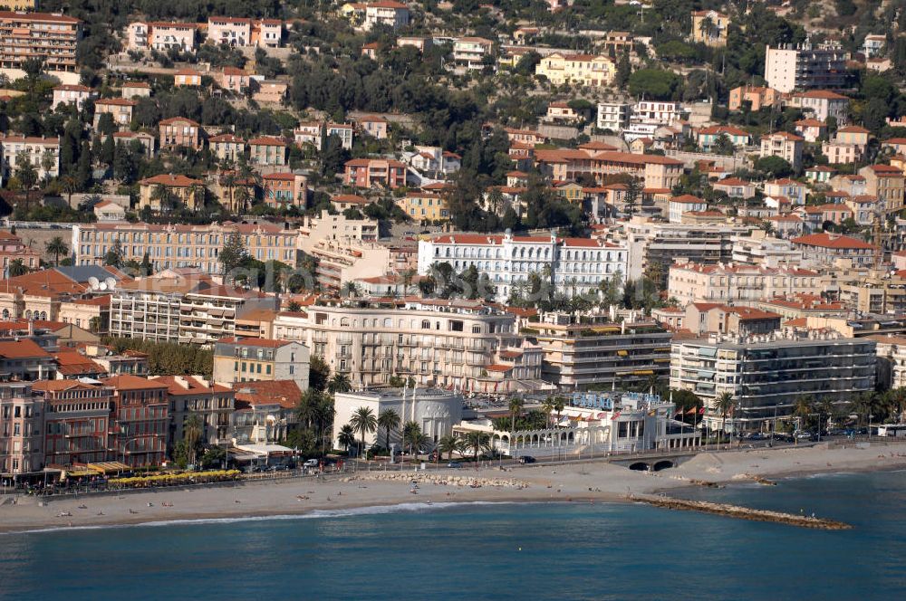 Menton from the bird's eye view: Blick auf ein Wohngebiet an der Promenade du Soleil in Menton. Menton ist eine Stadt im französischen Département Alpes-Maritimes, an der Cote d' Azur in der Region Provence-Alpes-Cote d'Azur, mit etwa 30.000 Einwohnern.