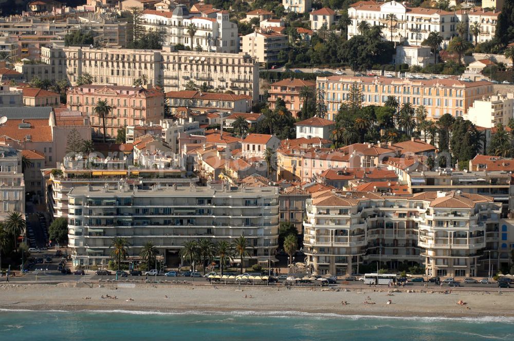 Menton from the bird's eye view: Blick auf ein Wohngebiet an der Promenade du Soleil in Menton. Menton ist eine Stadt im französischen Département Alpes-Maritimes, an der Cote d' Azur in der Region Provence-Alpes-Cote d' Azur, mit etwa 30.000 Einwohnern.