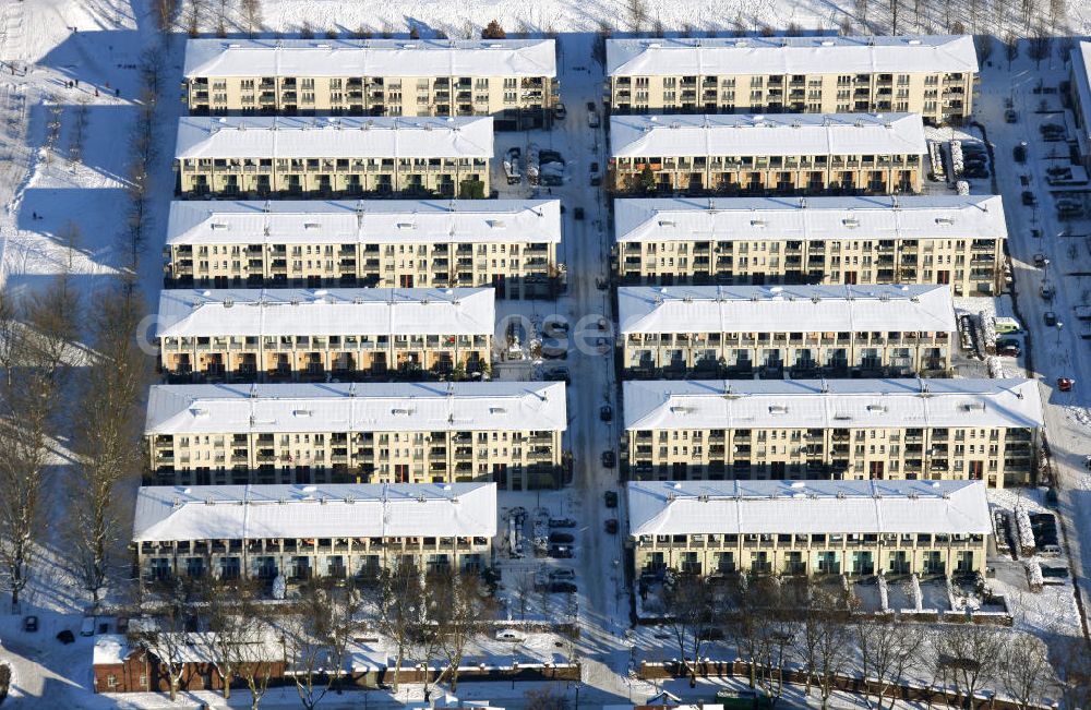 Bottrop from above - Blick auf das verschneite Wohngebiet im Prosper-Viertel in Bottrop, Nordrhein- Westfalen. Die Bebauung des ehemaligen Zechengeländes Prosper III, war ein Projekt der Internationalen Bauausstellung (IBA). Architekten waren, durch einen internationalen Wettbewerb, das Büro Trojan/Trojan aus Darmstadt. View of the snowy residential area of the Prosper neighbourhood in Bottrop, North Rhine-Westphalia. The buildings of the former colliery site Prosper III, was a project of the International Building Exhibition (IBA). Architects, through an international competition, the office Trojan / Trojan from Darmstadt.