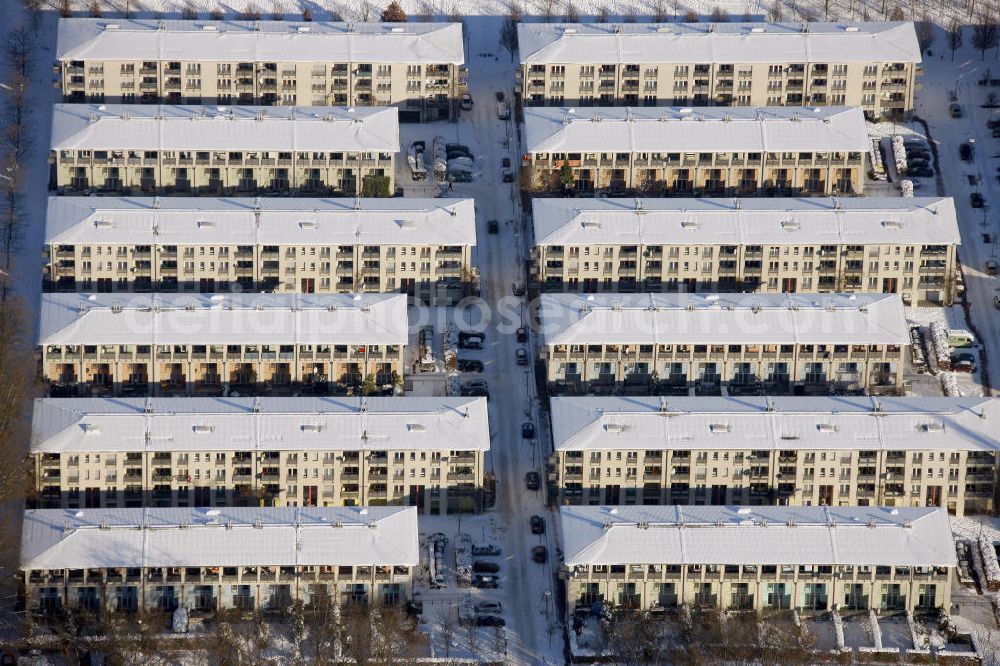 Bottrop from the bird's eye view: Blick auf das verschneite Wohngebiet im Prosper-Viertel in Bottrop, Nordrhein- Westfalen. Die Bebauung des ehemaligen Zechengeländes Prosper III, war ein Projekt der Internationalen Bauausstellung (IBA). Architekten waren, durch einen internationalen Wettbewerb, das Büro Trojan/Trojan aus Darmstadt. View of the snowy residential area of the Prosper neighbourhood in Bottrop, North Rhine-Westphalia. The buildings of the former colliery site Prosper III, was a project of the International Building Exhibition (IBA). Architects, through an international competition, the office Trojan / Trojan from Darmstadt.