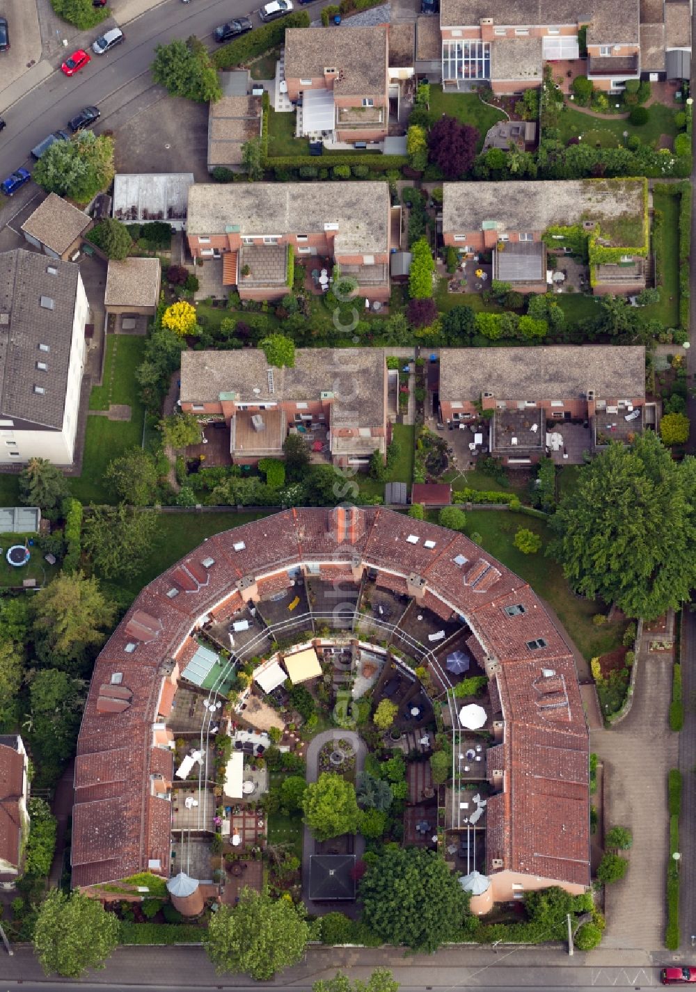 Aerial photograph Hagen - View of a housing area with a townhouse in Hagen in the state North Rhine-Westphalia