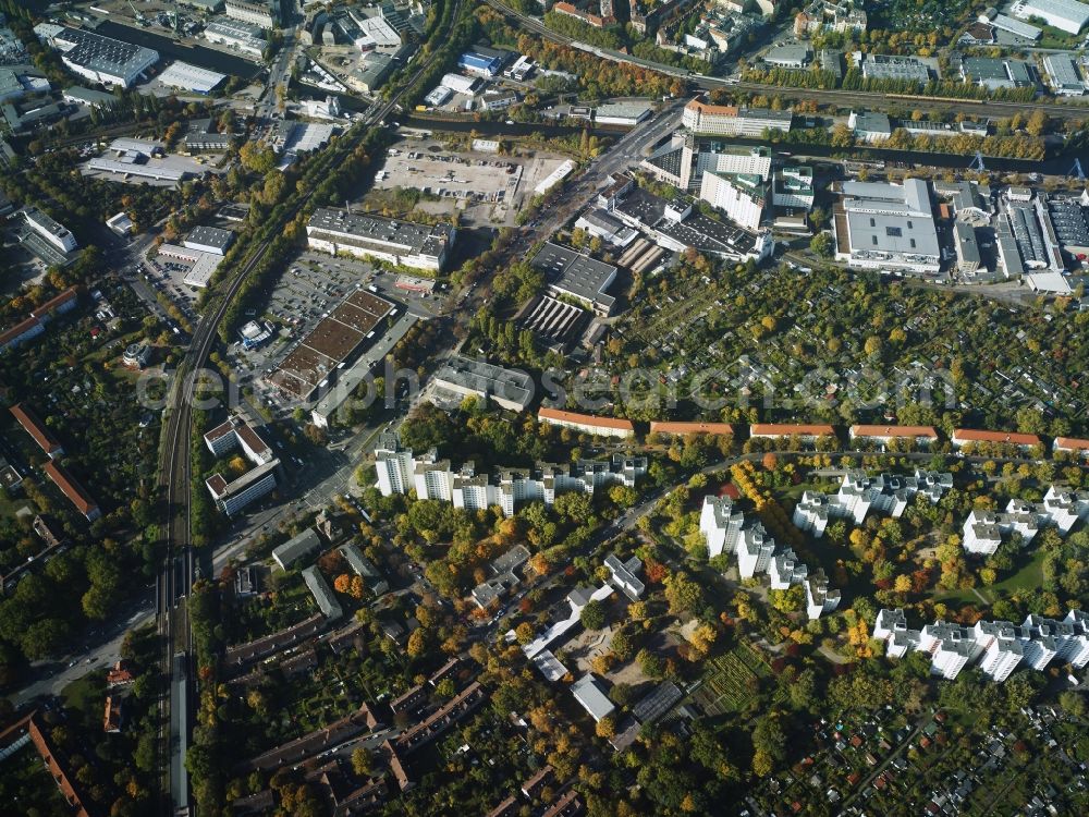 Berlin from the bird's eye view: Residential area a row house settlement at the Aronsstrasse, Dieselstrasse and the Dammweg in Berlin