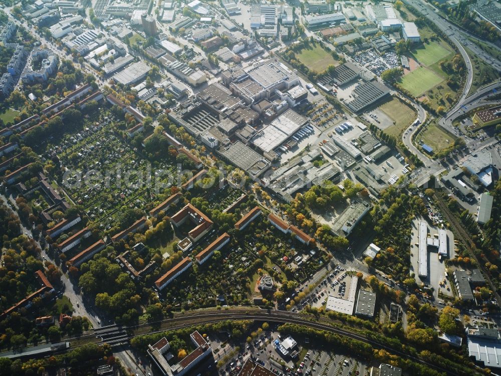 Aerial photograph Berlin - Residential area a row house settlement at the Neukoellnische Allee in Berlin