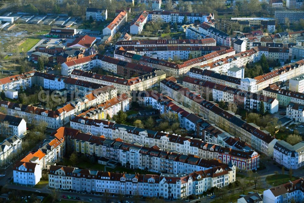 Aerial photograph Dessau-Roßlau - Residential area a row house settlement Albrechtstrasse - Karlstrasse - Lessingstrasse - Kantstrasse - Rabestrasse in Dessau-Rosslau in the state Saxony-Anhalt, Germany