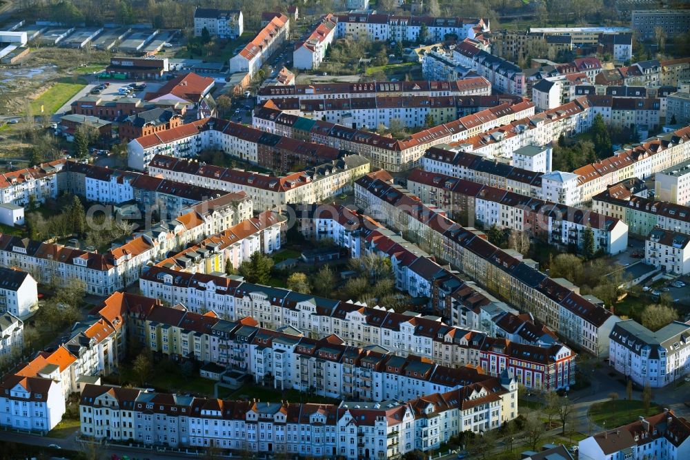 Dessau-Roßlau from the bird's eye view: Residential area a row house settlement Albrechtstrasse - Karlstrasse - Lessingstrasse - Kantstrasse - Rabestrasse in Dessau-Rosslau in the state Saxony-Anhalt, Germany