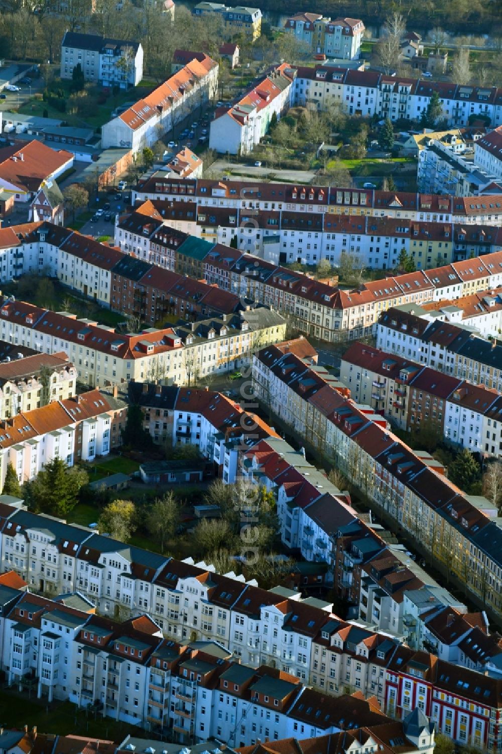 Aerial image Dessau-Roßlau - Residential area a row house settlement Albrechtstrasse - Karlstrasse - Lessingstrasse - Kantstrasse - Rabestrasse in Dessau-Rosslau in the state Saxony-Anhalt, Germany