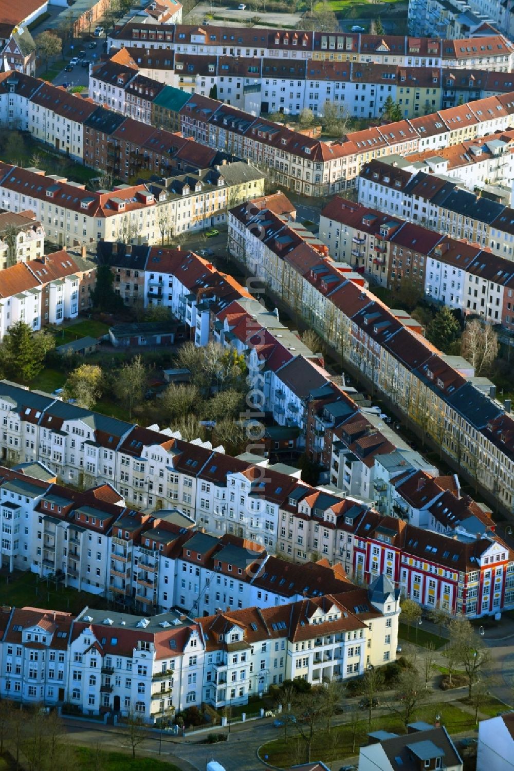 Aerial photograph Dessau-Roßlau - Residential area a row house settlement Albrechtstrasse - Karlstrasse - Lessingstrasse - Kantstrasse - Rabestrasse in Dessau-Rosslau in the state Saxony-Anhalt, Germany