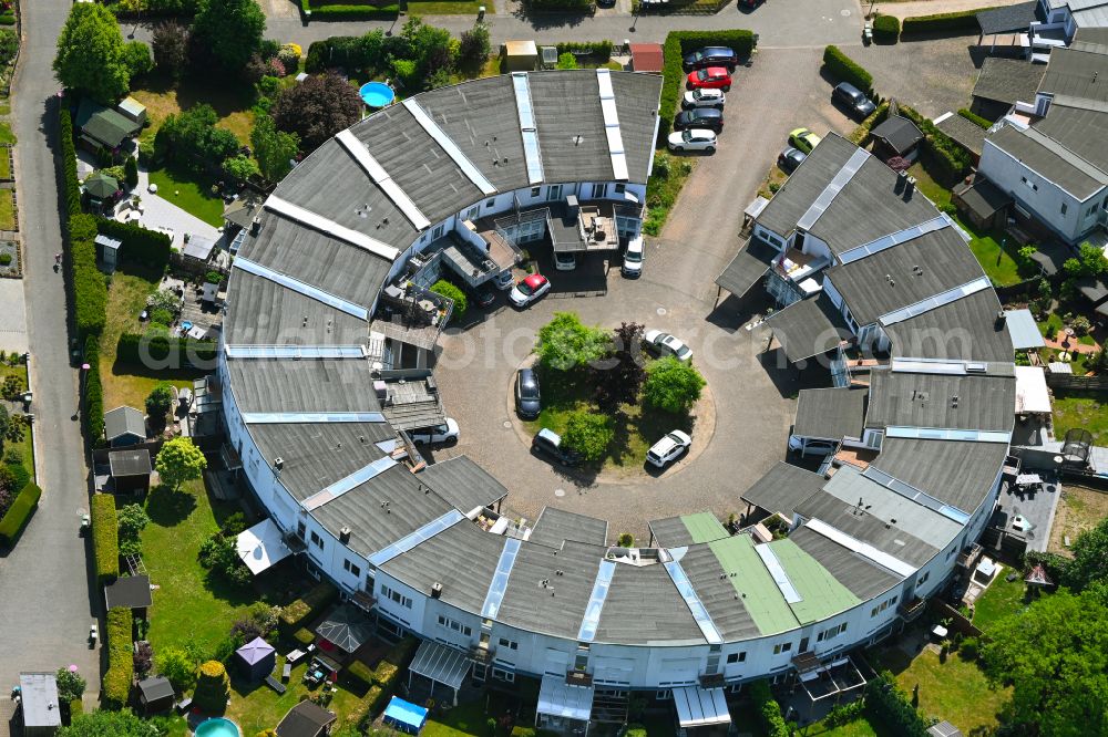 Meinsdorf from the bird's eye view: Residential area a row house settlement as a round building on street Jeanne d' Arc-Ring in Meinsdorf in the state Saxony-Anhalt, Germany