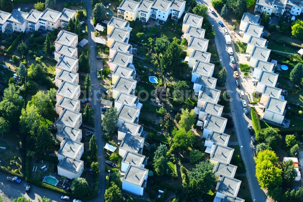 Aerial image Bernau - Residential area a row house settlement Angarastrasse corner Wolchowstrasse in Bernau in the state Brandenburg, Germany