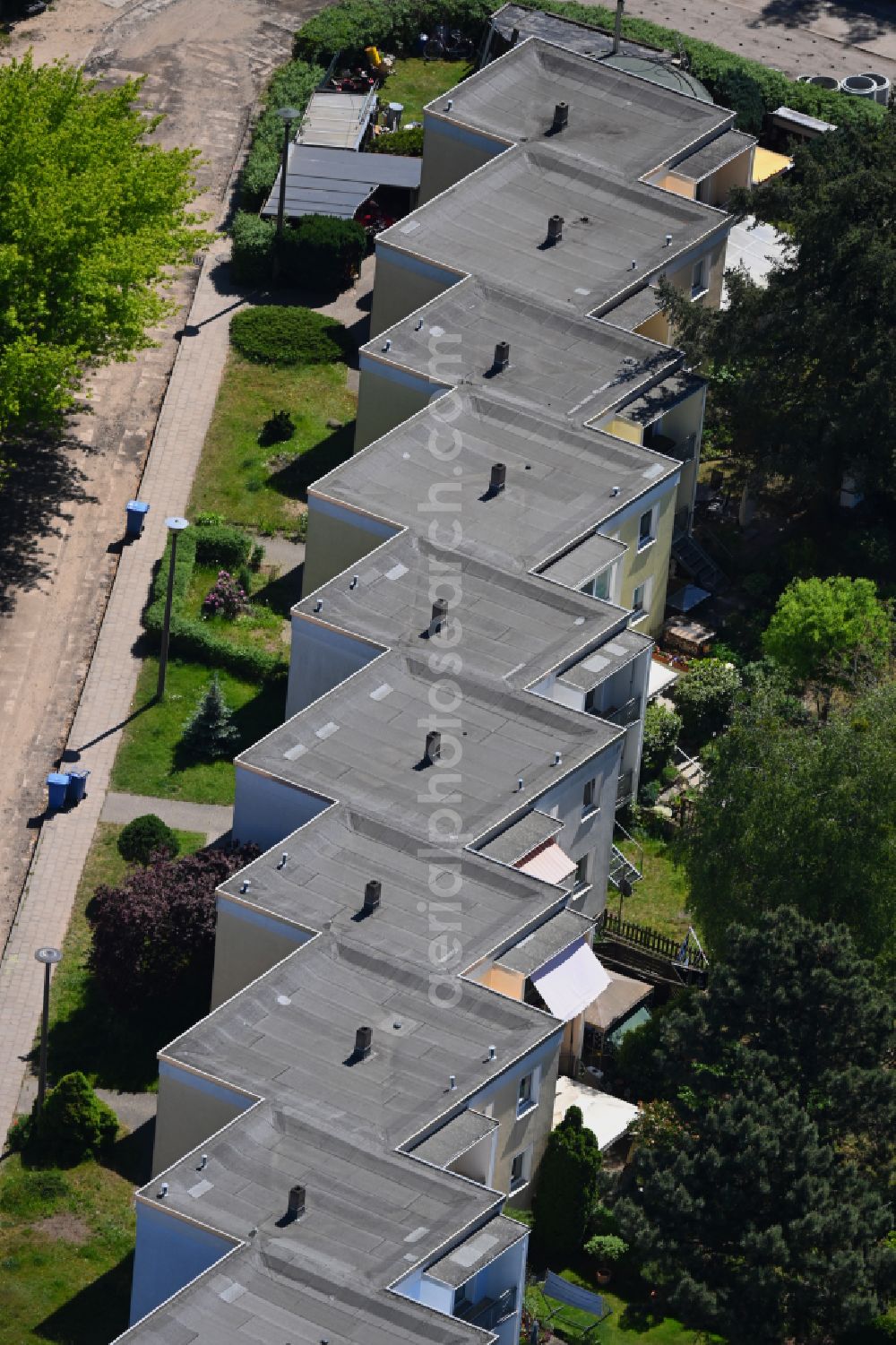 Bernau from the bird's eye view: Residential area a row house settlement Angarastrasse corner Wolchowstrasse in Bernau in the state Brandenburg, Germany