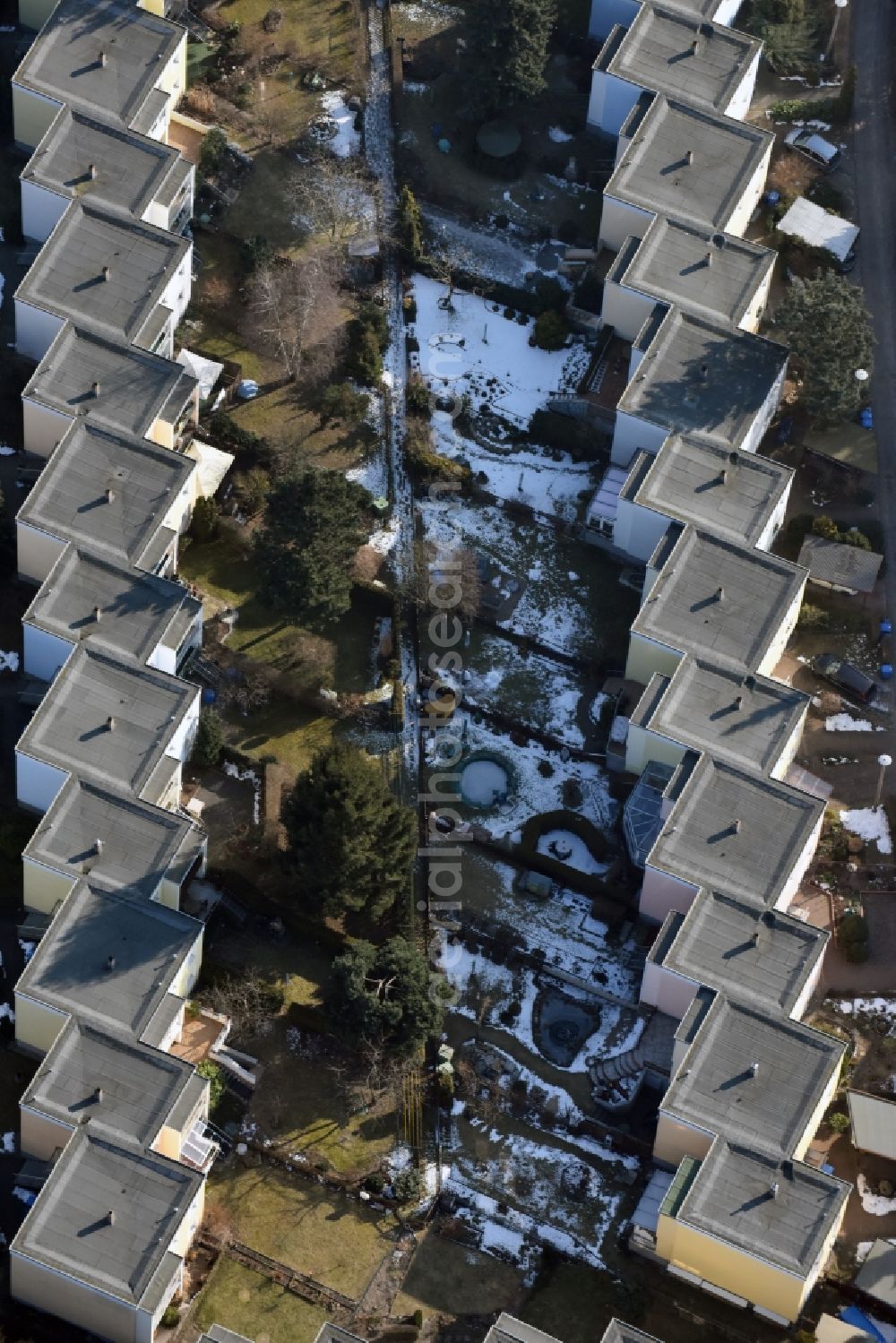 Bernau from the bird's eye view: Residential area a row house settlement Angarastrasse - Wolchowstrasse in Bernau in the state Brandenburg