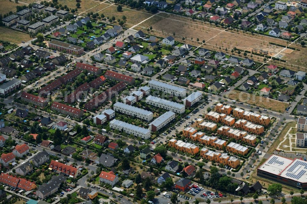 Aerial image Berlin - Residential area a row house settlement Augenfalterstrasse - Eisfalterweg - Distelfalterweg in the district Biesdorf in Berlin, Germany