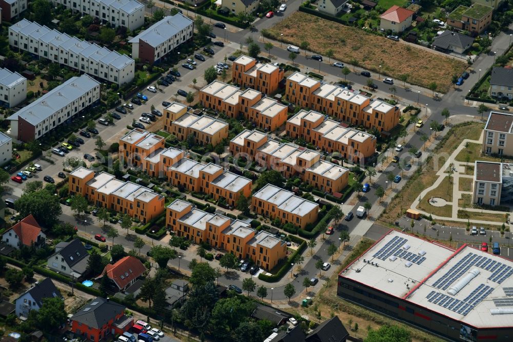 Berlin from above - Residential area a row house settlement Augenfalterstrasse - Eisfalterweg - Distelfalterweg in the district Biesdorf in Berlin, Germany