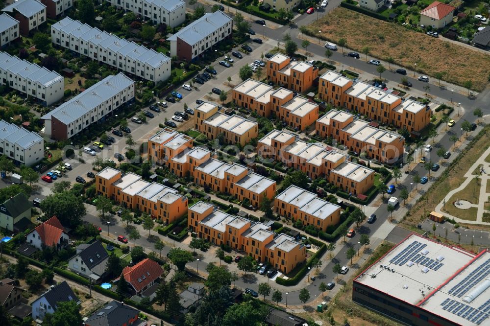 Berlin from the bird's eye view: Residential area a row house settlement Augenfalterstrasse - Eisfalterweg - Distelfalterweg in the district Biesdorf in Berlin, Germany