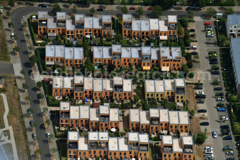 Aerial image Berlin - Residential area a row house settlement Augenfalterstrasse - Eisfalterweg - Distelfalterweg in the district Biesdorf in Berlin, Germany