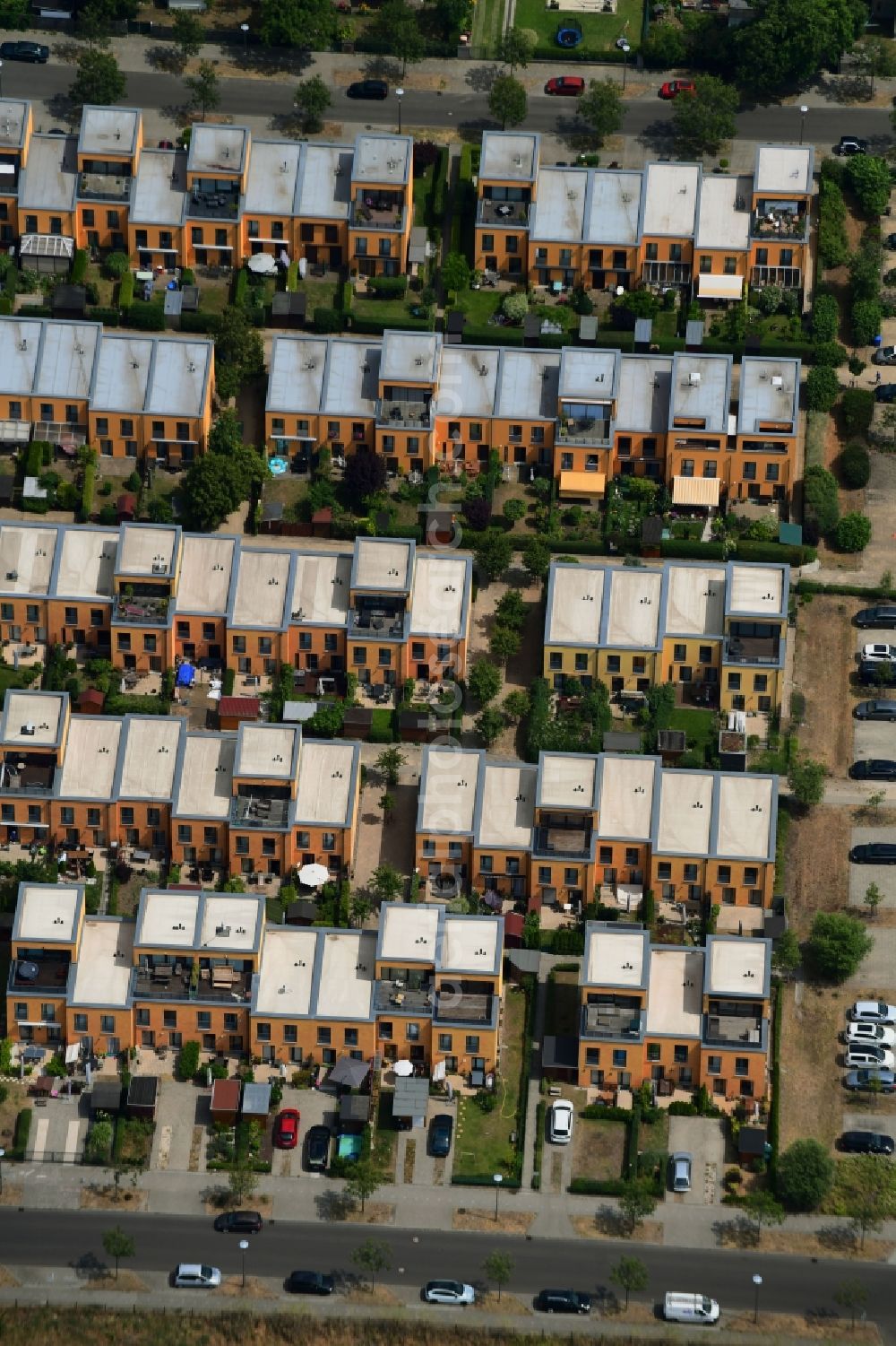 Aerial photograph Berlin - Residential area a row house settlement Augenfalterstrasse - Eisfalterweg - Distelfalterweg in the district Biesdorf in Berlin, Germany