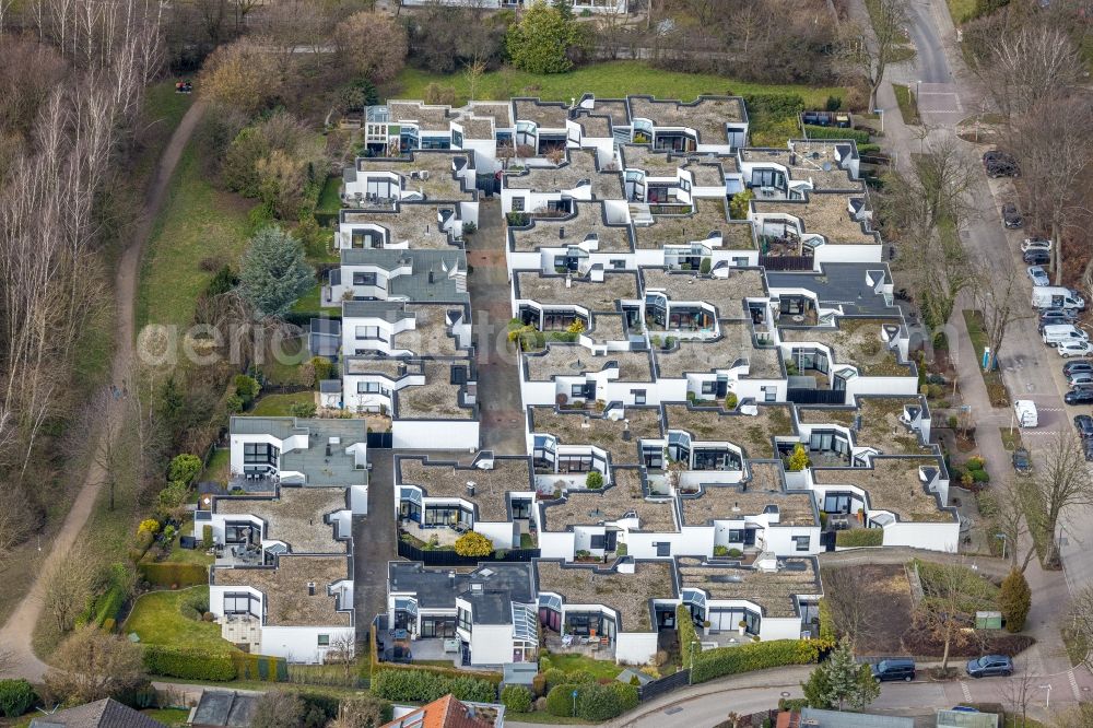 Essen from the bird's eye view: Residential area a row house settlement on Barkhovenallee in the district Heidhausen in Essen at Ruhrgebiet in the state North Rhine-Westphalia, Germany