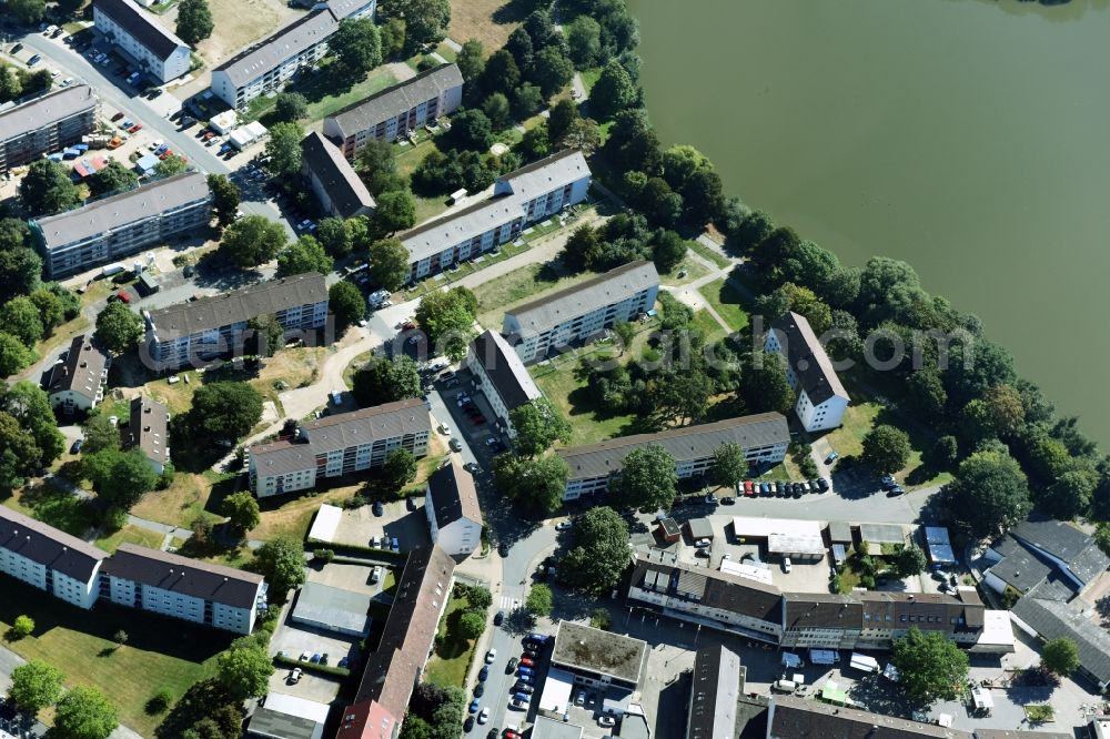 Aerial photograph Wolfsburg - Residential area a row house settlement Bartenslebenring on lake Neuer Teich in Wolfsburg in the state Lower Saxony