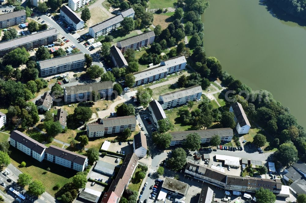 Wolfsburg from above - Residential area a row house settlement Bartenslebenring on lake Neuer Teich in Wolfsburg in the state Lower Saxony