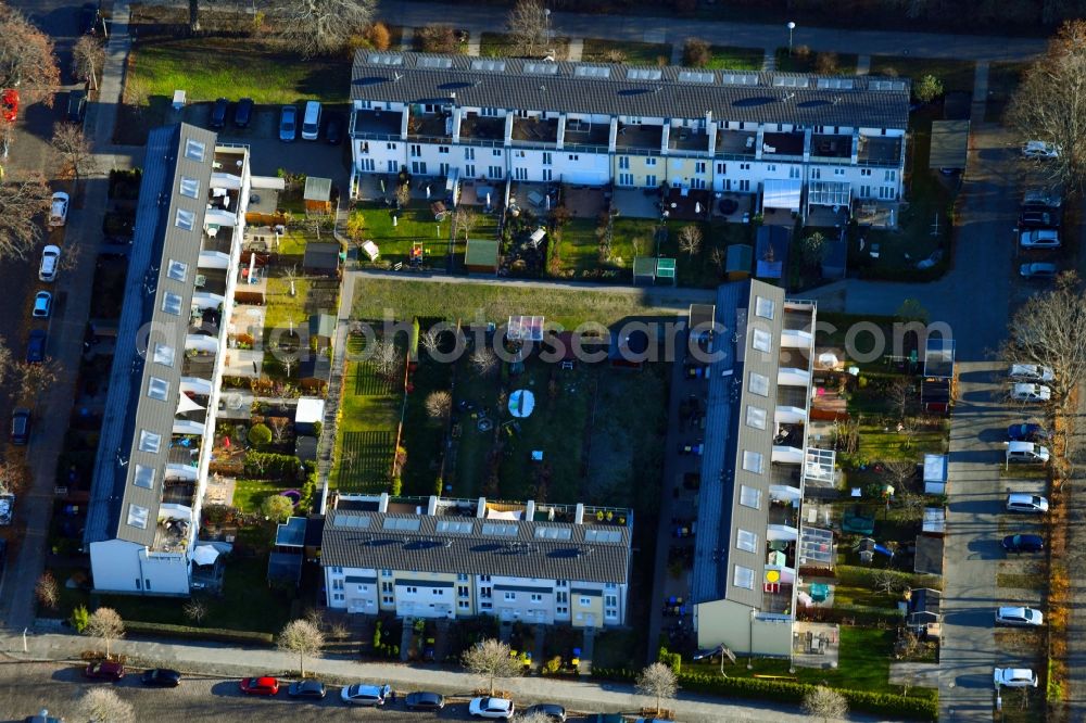 Aerial photograph Berlin - Residential area a row house settlement Bietzkestrasse corner Lincolnstrasse in the district Friedrichsfelde in Berlin, Germany