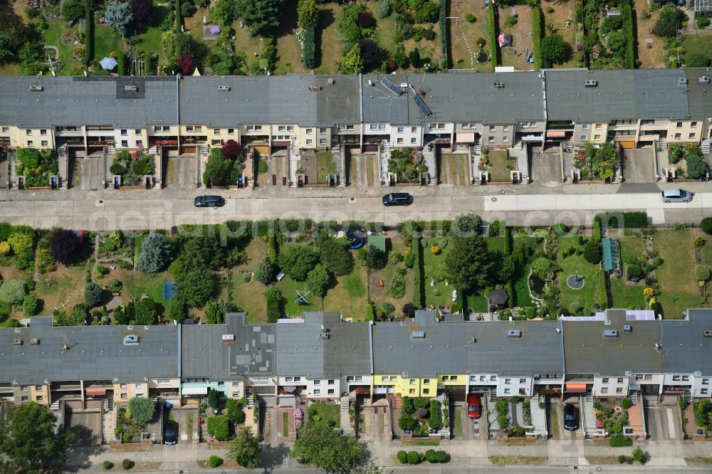 Berlin from the bird's eye view: Residential area a row house settlement on Blumberger Strasse destrict Mahlsdorf in Berlin