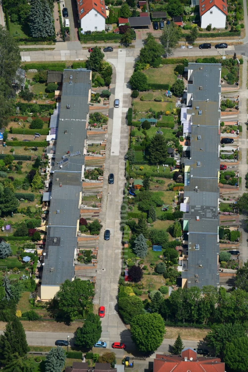 Berlin from the bird's eye view: Residential area a row house settlement on Blumberger Strasse destrict Mahlsdorf in Berlin