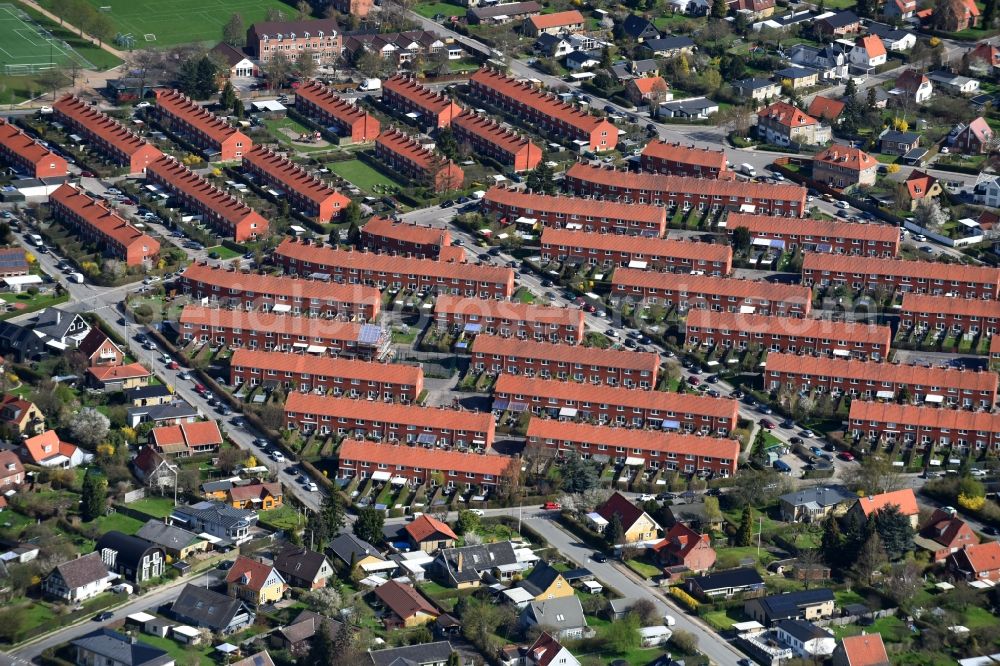 Kopenhagen from the bird's eye view: Residential area a row house settlement Boeslundevej in the district Bronshoj in Copenhagen in Region Hovedstaden, Denmark