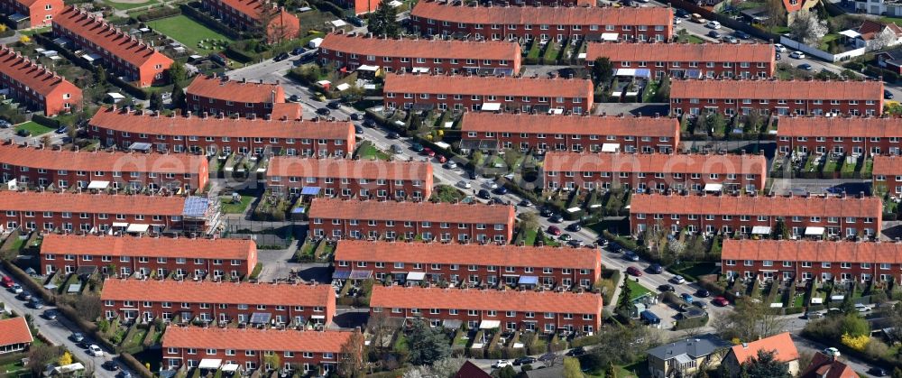 Aerial image Kopenhagen - Residential area a row house settlement Boeslundevej in the district Bronshoj in Copenhagen in Region Hovedstaden, Denmark