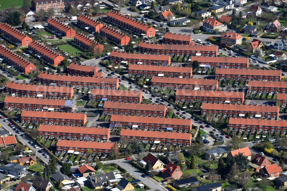 Aerial photograph Kopenhagen - Residential area a row house settlement Boeslundevej in the district Bronshoj in Copenhagen in Region Hovedstaden, Denmark