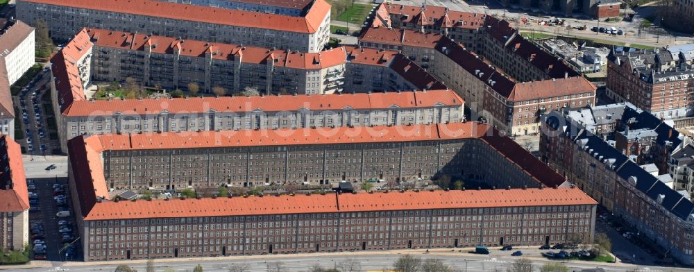 Kopenhagen from the bird's eye view: Residential area a row house settlement Borups Alle in Copenhagen in Region Hovedstaden, Denmark