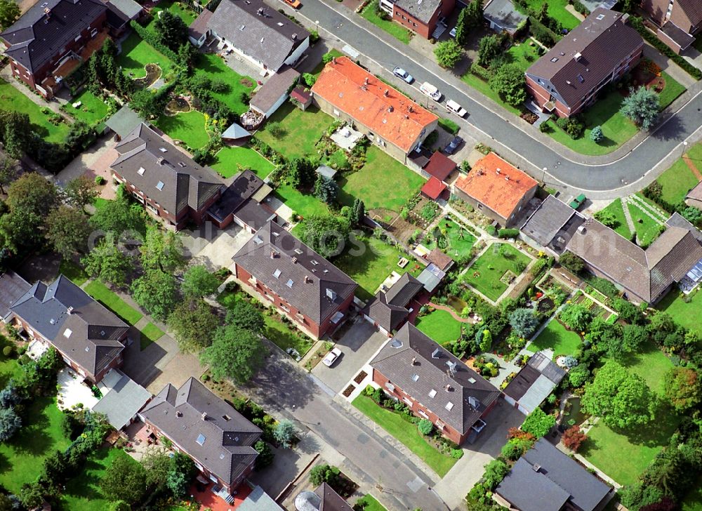 Kamp-Lintfort from above - Residential area a row house settlement Brandstrasse - Krusestrasse in Kamp-Lintfort in the state North Rhine-Westphalia