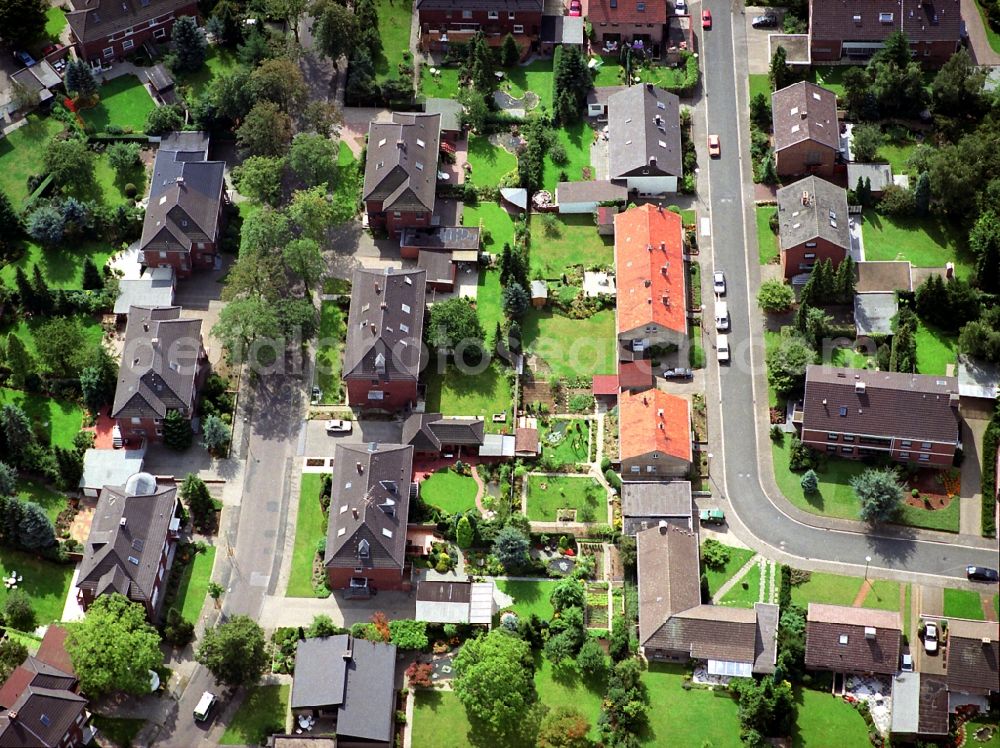 Kamp-Lintfort from the bird's eye view: Residential area a row house settlement Brandstrasse - Krusestrasse in Kamp-Lintfort in the state North Rhine-Westphalia