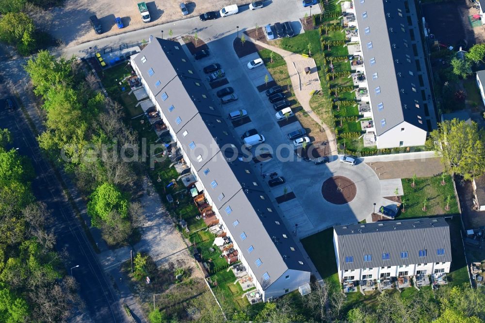 Berlin from the bird's eye view: Residential area a row house settlement on Charlotte-von-Mahlsdorf-Ring in the district Mahlsdorf in Berlin, Germany