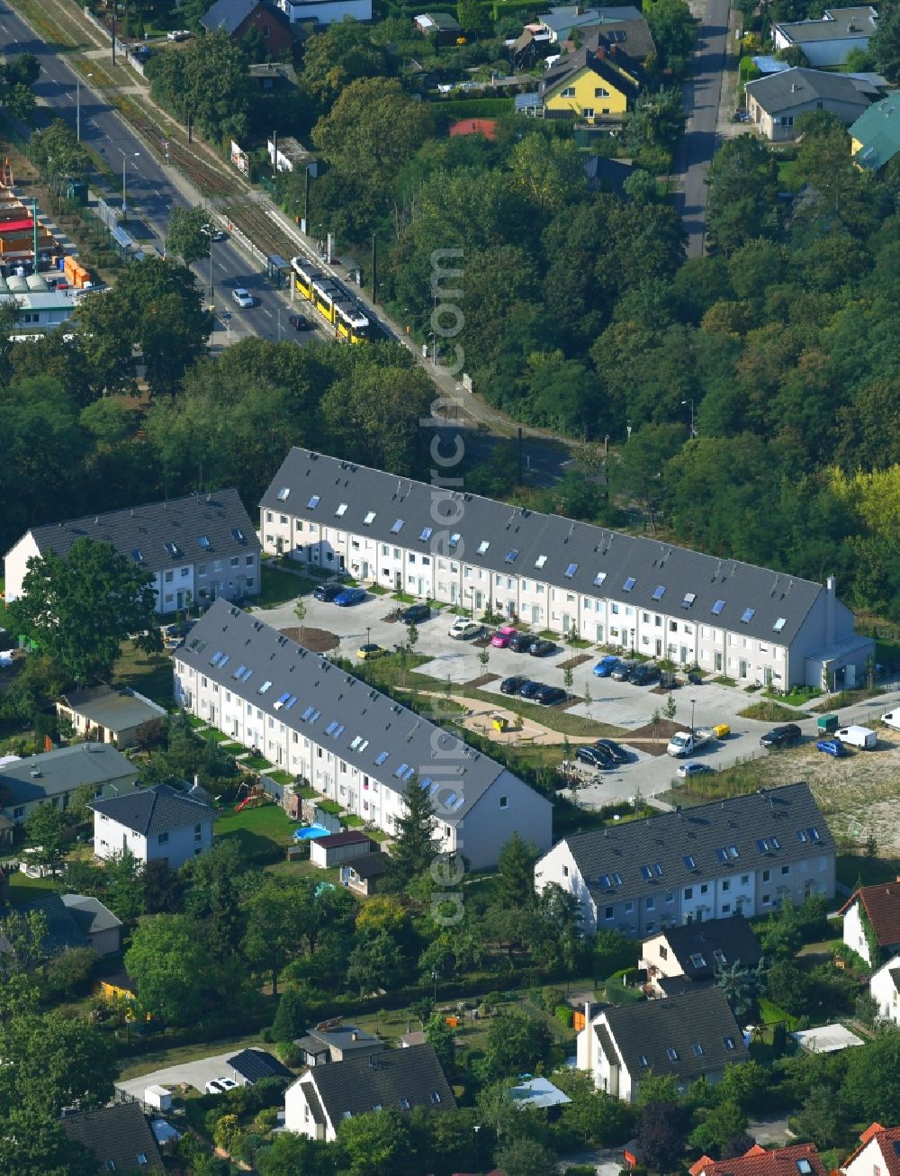 Berlin from the bird's eye view: Residential area a row house settlement on Charlotte-von-Mahlsdorf-Ring in the district Mahlsdorf in Berlin, Germany