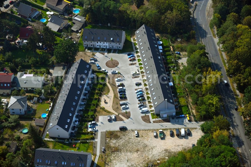 Aerial image Berlin - Residential area a row house settlement on Charlotte-von-Mahlsdorf-Ring in the district Mahlsdorf in Berlin, Germany